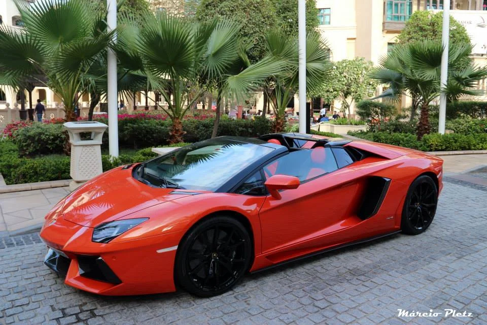 Um dos muitos carros de luxo da cidade